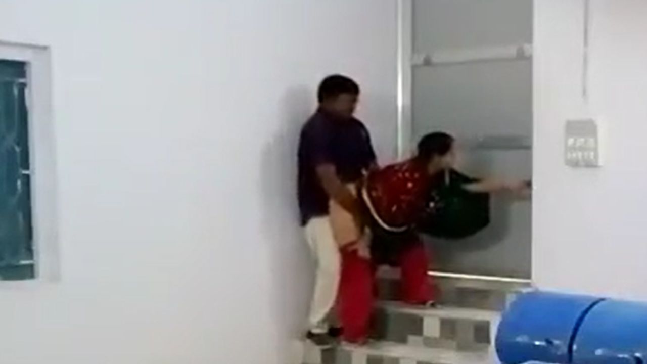 অফিসে মেডামকে রুমে একা পেয়ে জমলো হট ফিগারের অস্থির চুদা || Found Office Madam Alone in Room & Fucked Her Hot Figure Hard || office madam sex